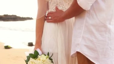 gün batımında tropik sahilde yeni evli çift