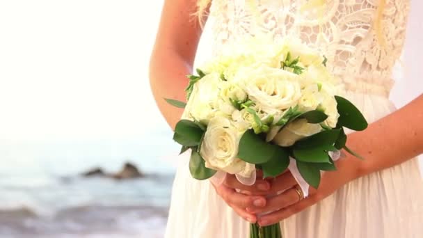 Pareja recién casada en la playa tropical al atardecer — Vídeos de Stock