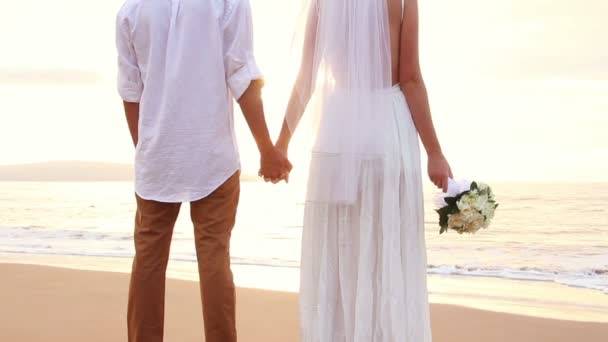 Newly married couple on tropical beach at sunset — Stock Video