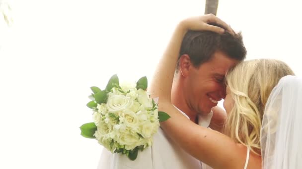 Newly married couple on tropical beach at sunset — Stock Video