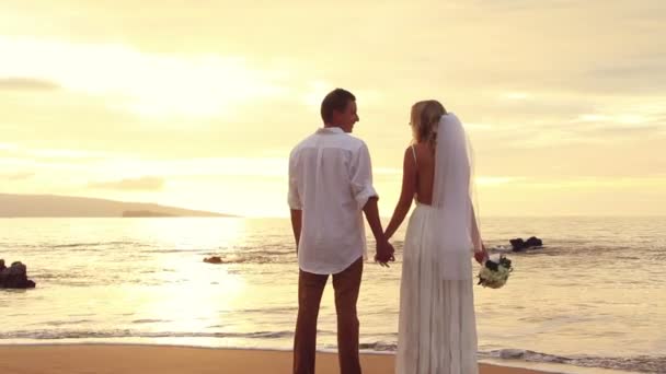 Gün batımında tropik sahilde yeni evli çift — Stok video