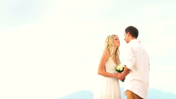 Casamento recém-casado na praia tropical ao pôr do sol — Vídeo de Stock