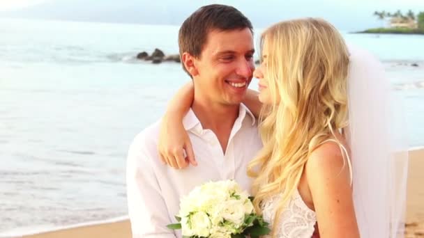 Новобрачная пара на тропическом пляже на закате — стоковое видео