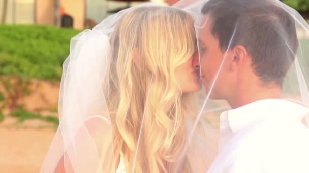 Gün batımında tropik sahilde yeni evli çift — Stok video