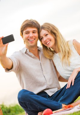 Romantik p akıllı telefon ile kendilerini çift alarak fotoğraf