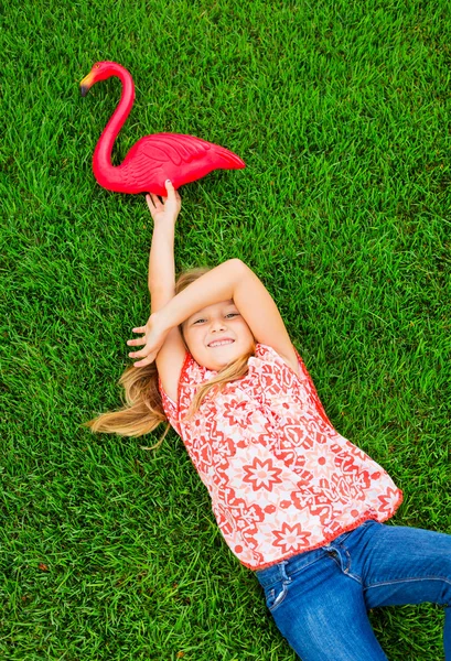 Linda niña feliz sonriendo afuera —  Fotos de Stock