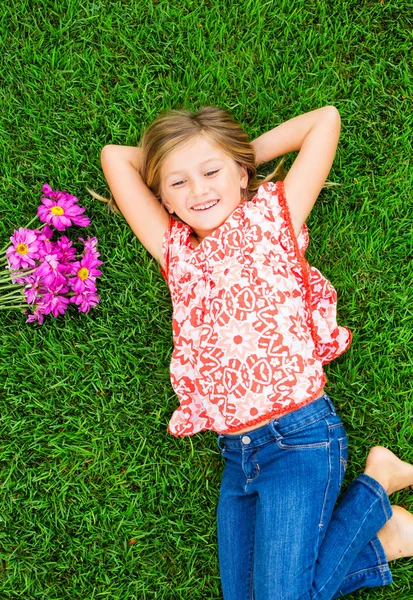 Schattig gelukkig klein meisje glimlachen — Stockfoto