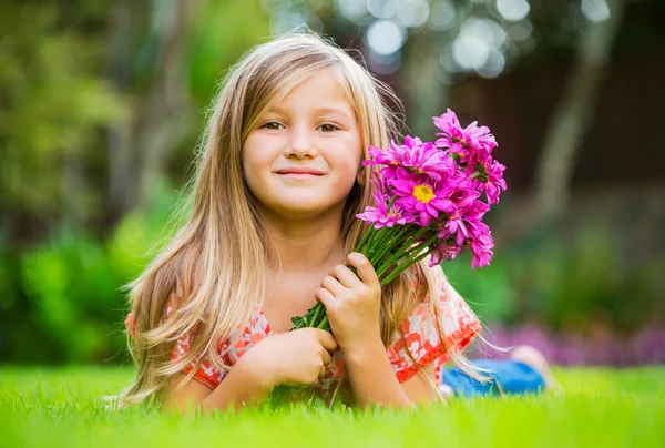 Schattig gelukkig klein meisje — Stockfoto