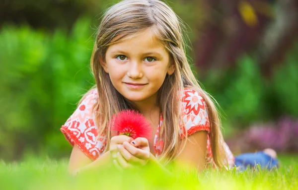 Niedliches glückliches kleines Mädchen — Stockfoto