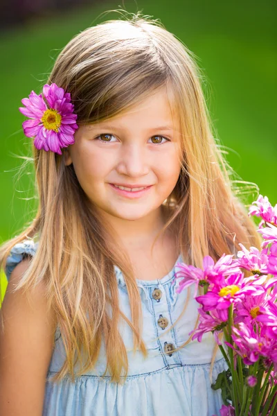 Niedliches kleines Mädchen — Stockfoto