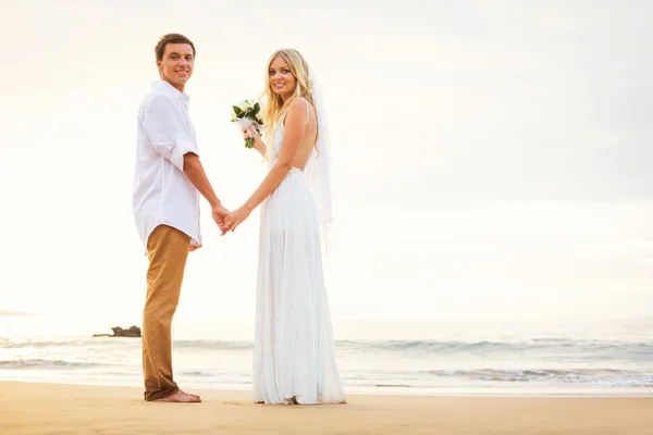 Just married couple holding hands on the beach — Stock Photo, Image