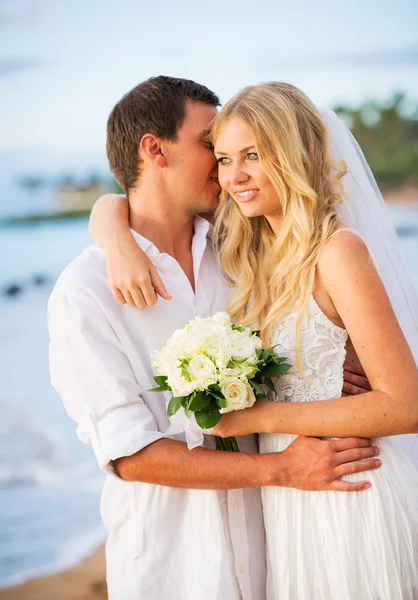 Małżeństwo na plaży o zachodzie słońca — Zdjęcie stockowe
