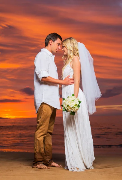 Pareja casada en la playa tropical al atardecer —  Fotos de Stock