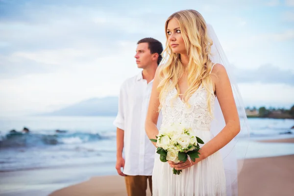 Casado casal na praia ao pôr do sol — Fotografia de Stock