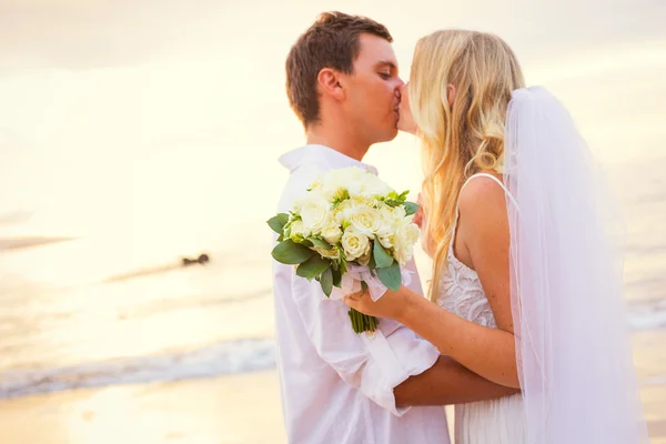 Just married couple kissing on tropical beach — Stock Photo, Image