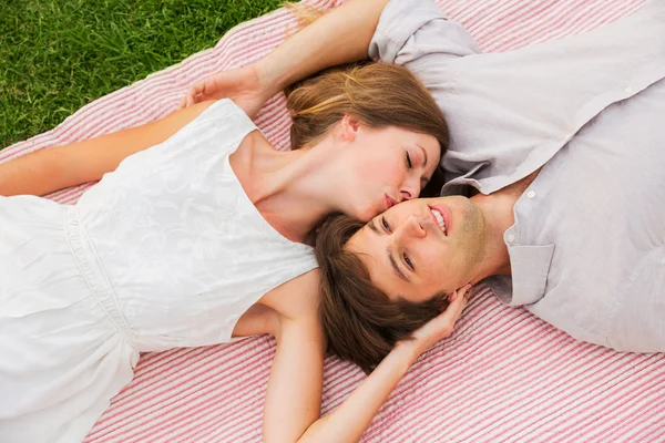 Romantische picknick in het park — Stockfoto