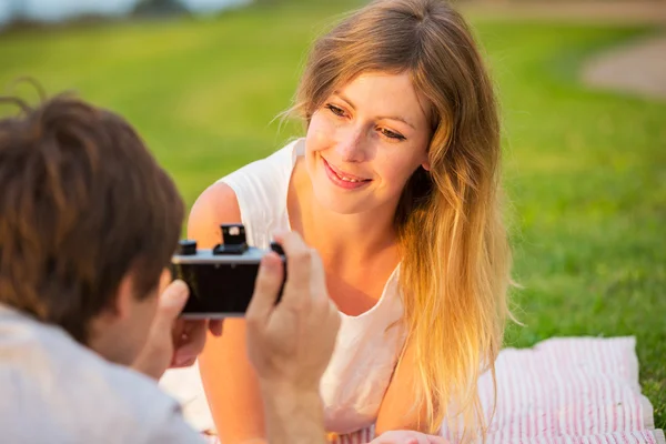 Casal tirando fotos um do outro com câmera vintage retro em — Fotografia de Stock