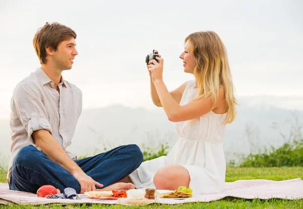 Couple taking photos of each other with retro vintage camera on — Stock Photo, Image