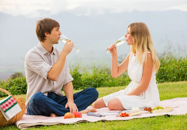 Couple attrayant sur un pique-nique romantique après-midi — Photo