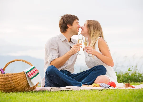 Romantik öğleden sonra piknik üzerinde çekici çift — Stok fotoğraf