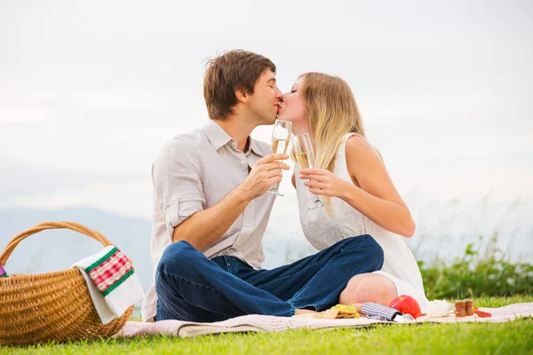 Coppia attraente romantico pomeriggio picnic baci — Foto Stock