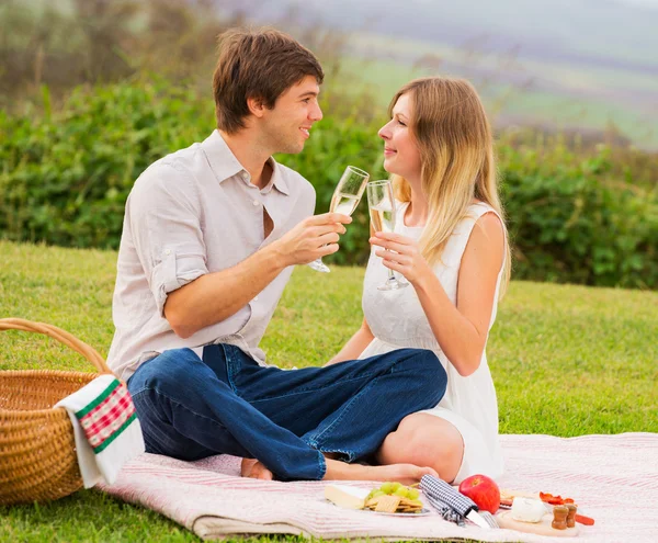 Attractive couple on romantic afternoon picnic — Stock Photo, Image