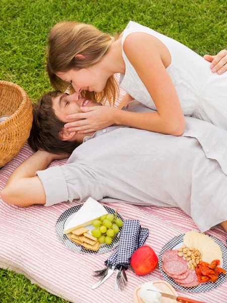 Attraktivt par på romantiska afternoon picknick kyssar — Stockfoto