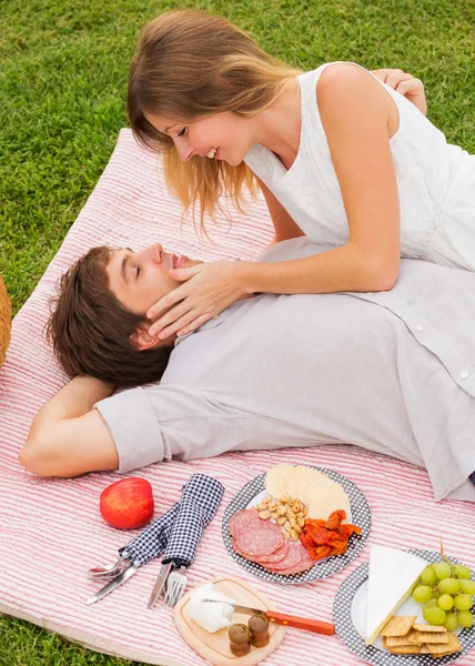 Aantrekkelijke paar op romantische middag picknick — Stockfoto