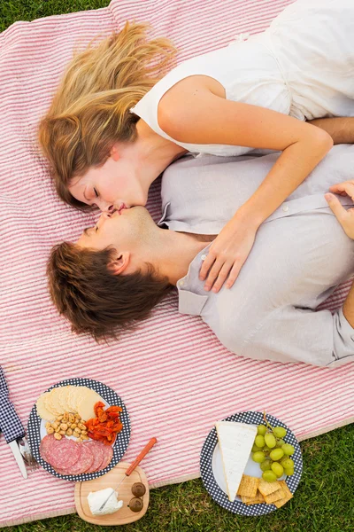 Aantrekkelijke paar op romantische middag picknick kussen — Stockfoto