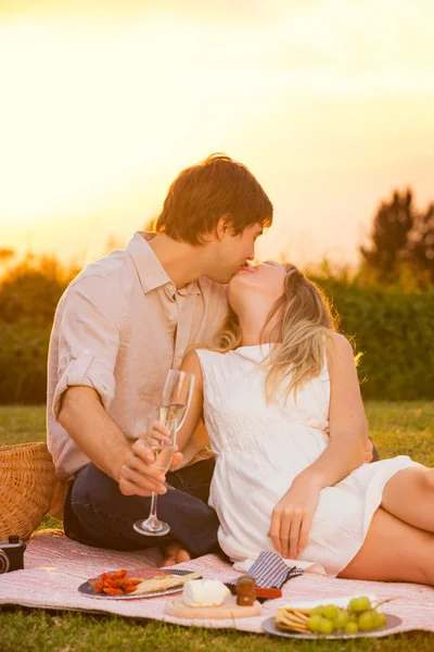 Casal atraente beijando no piquenique romântico — Fotografia de Stock