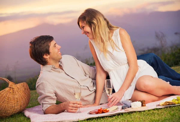 Attraktivt par på romantisk picknick — Stockfoto