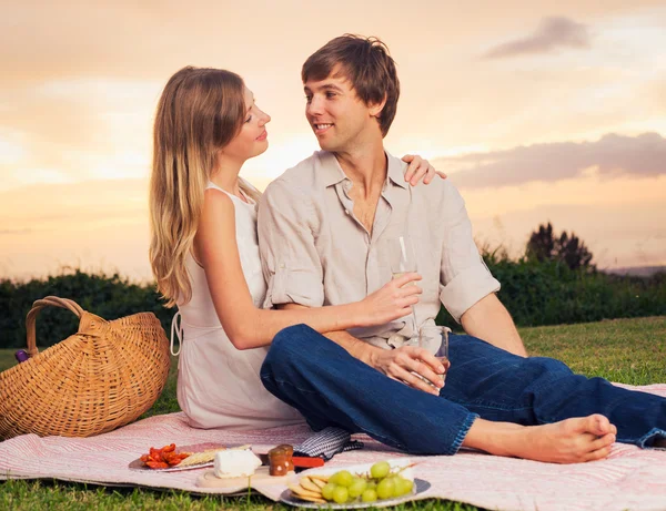 Romantik piknik üzerinde çekici çift — Stok fotoğraf