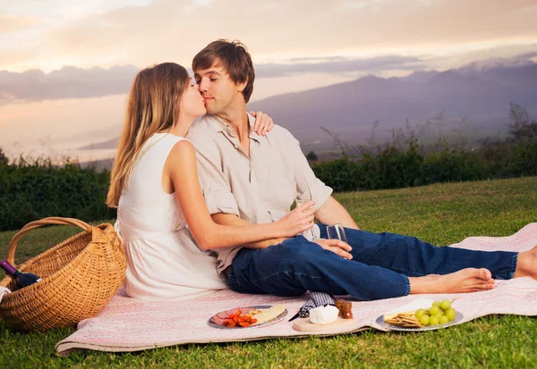 Attraktives Paar beim romantischen Picknick — Stockfoto