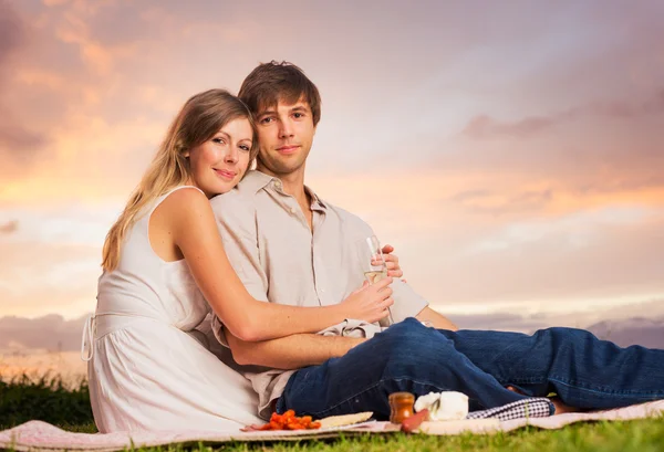 Atrakcyjna para na romantyczny piknik — Zdjęcie stockowe