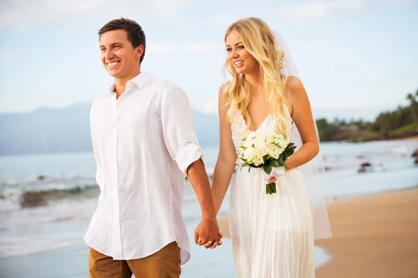 Just married couple walking on the beach at sunset — Stock Photo, Image