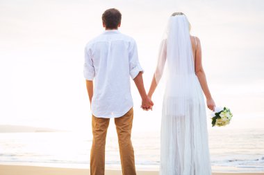 evli çift, gelin ve damat üzerinde güzel günbatımında elele