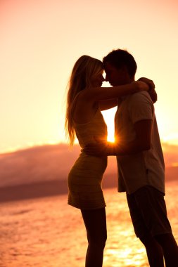 gün batımında öpüşme Romantik Çift silüeti