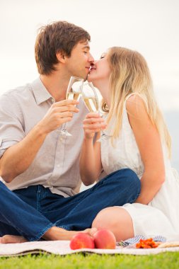 Çift romantik günbatımı piknik keyfi