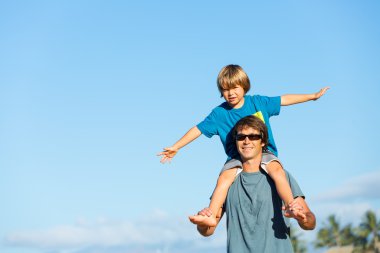 mutlu baba ve oğul tropik sahilde, tasasız mutlu f oynamak