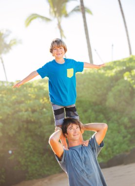 mutlu baba ve oğul tropik sahilde, tasasız mutlu f oynamak