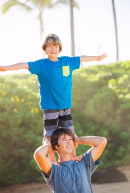 mutlu baba ve oğul tropik sahilde, tasasız mutlu f oynamak
