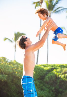 mutlu baba ve oğul tropik sahilde, tasasız mutlu f oynamak