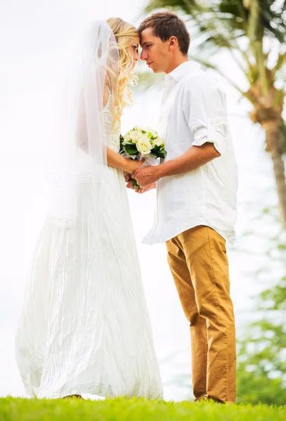 Ehepaar, Braut und Bräutigam heiraten, tropische Hochzeit — Stockfoto