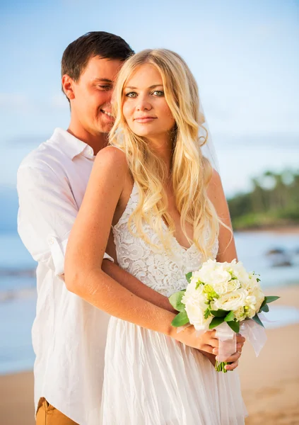 Coppia sposata, sposa e sposo al tramonto sulla bella tropicale — Foto Stock