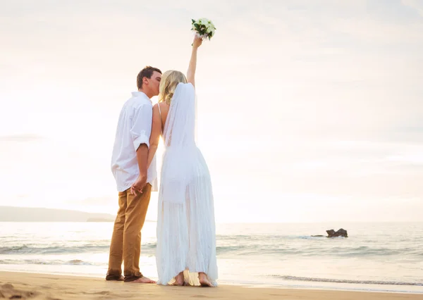 Married couple, bride and groom at sunset on beautiful tropical — Stock Photo, Image