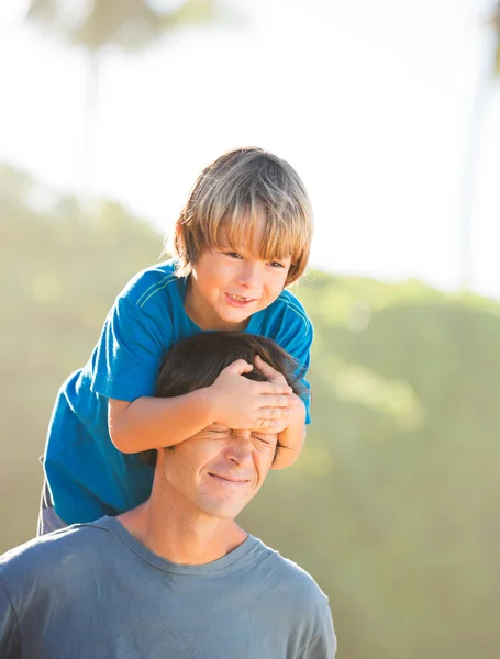 Happy father and son playing on tropical beach, carefree happy f — Stock Photo, Image