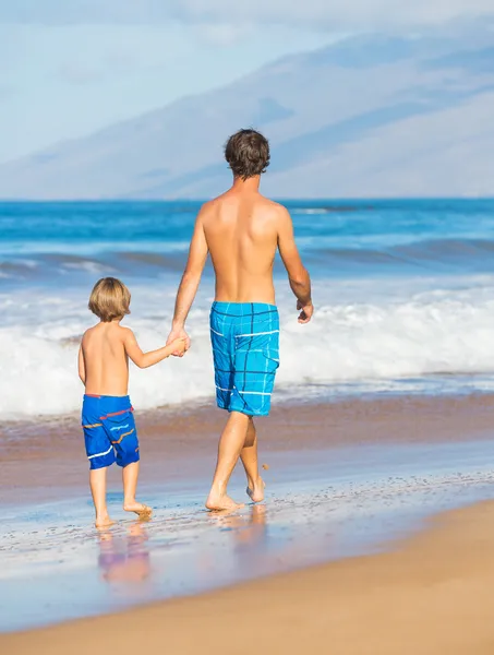 Feliz pai e filho caminhando juntos na praia — Fotografia de Stock