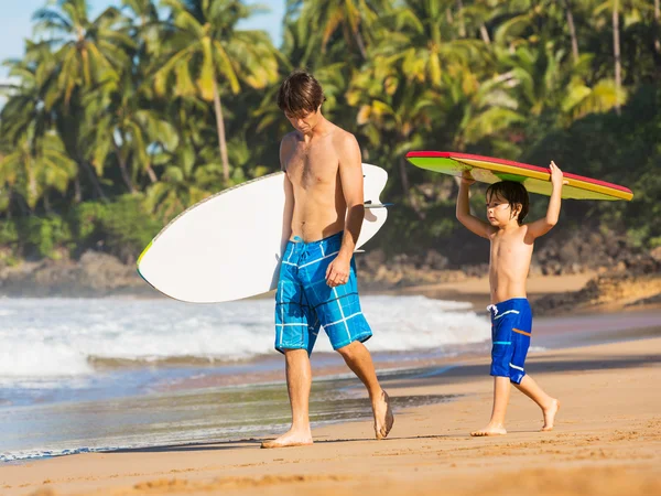 Baba ve oğul birlikte hawai tropikal plajda sörf devam — Stok fotoğraf