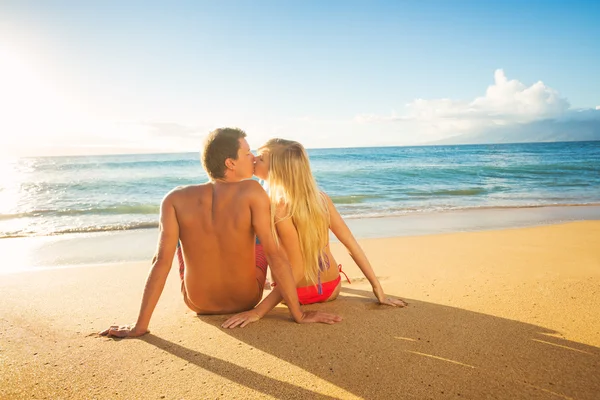 Paar kijken naar de zonsondergang op tropisch strandvakantie — Stockfoto