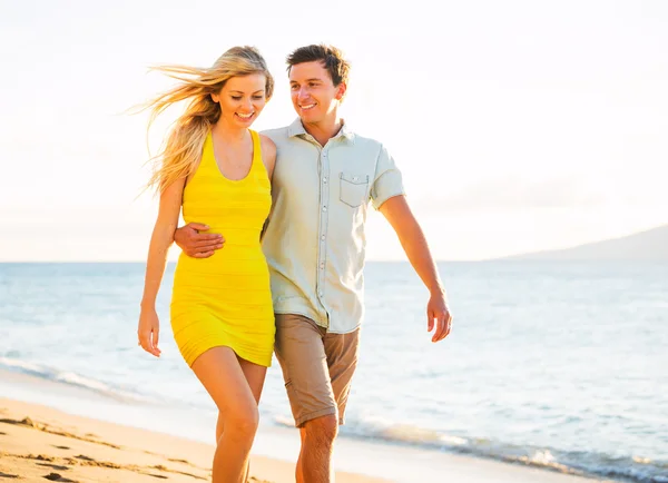 Paar spaziert bei Sonnenuntergang am Strand, romantischer Urlaub — Stockfoto